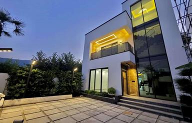 یک ویلا به سبک مدرن لب به لب ساحل حس نوازش دریا لمست میکنه