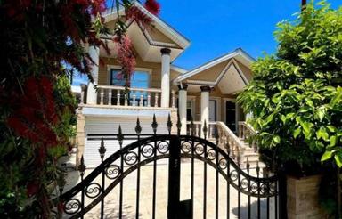 نیم پیلوت 240 متری/ شهرک با اصالت و ویلاها تیپ/کوچه 8 متری