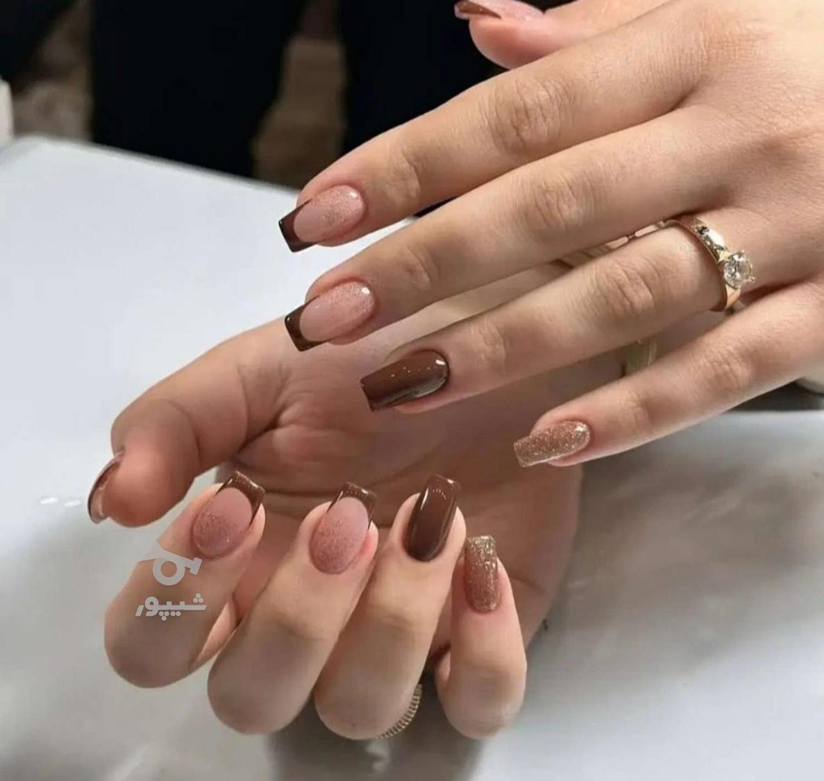 من ناخنکارم و دنبال سالن برای کار