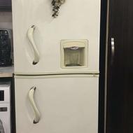 یک عدد یخچال فریزر مارک سایوان آبسردکن دار