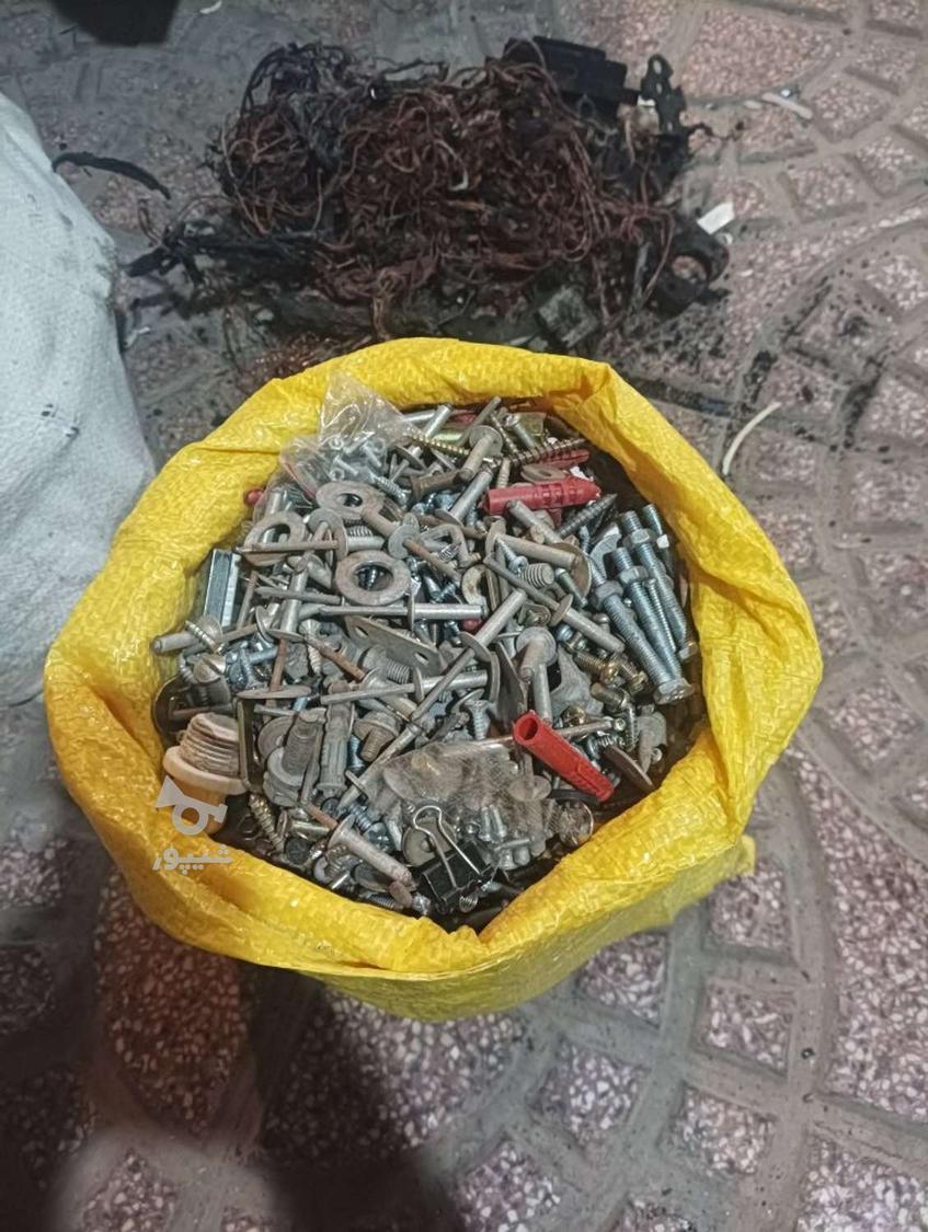 پیچ های بزرگ و کوچیک با رول پلاک