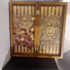 تخته نرد پشت زمینه شطرنج