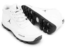 کفش اسپرت سفید. در شیپور