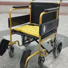 ویلچر سفری طلایی رنگ اکبند