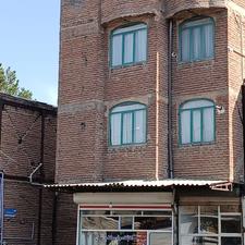 ساختمان سه طبقه بر خیابان دونبش درمرکز شهر معاوضه هم دارم