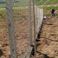 فنس کشی و سیم خاردار قطعه بندی وبتن ریزی و چیدن بلوک.