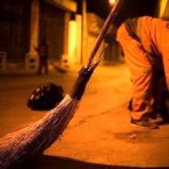 نیروی خدماتی جهت نظافت محوطه ی پمپ بنزین