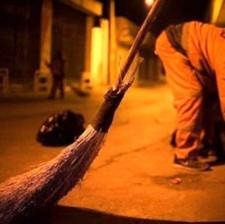 نیروی خدماتی جهت نظافت محوطه ی پمپ بنزین