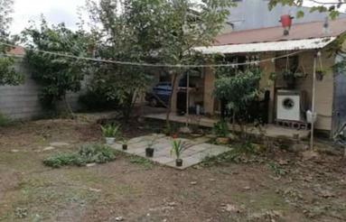 یک ویلا باغ محصور شده بسیار خوشگل