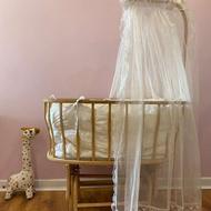 تخت کودک کنار مادر