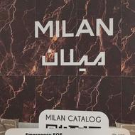 کارگر ساده برای بارگیری انبار کاشی