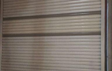 یک باب مغازه بر جاده اصلی