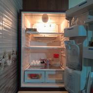 یخچال دو درب داره پایینش فریزره