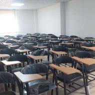 صندلی و میز و کتابخانه