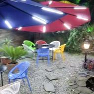 چتر و میز آتشدان و صندلی