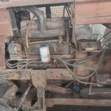 یک عدد تراکتور رومانی با بیل صاف کن یک عدد گاو آهن رومانی