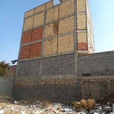 زمین در میدان مادر