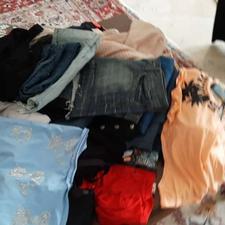 تعدادی لباس زنانه کیف کفش روسری