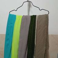 لباس و جوراب و روسری و شال