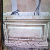 شاگرد سنگکاری داخل ساختمان