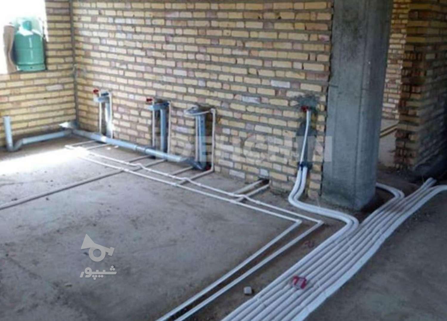 اجرای لوله کشی پنج لایه(کلکتور،لوله کشی سرد و گرم،تست)