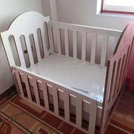 تخت بچه کنار مادر گهواره شو