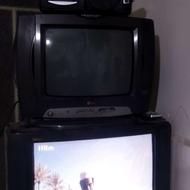 تلویزیون قدیمی همراه با کنترل