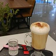 خانم با روابط عمومی بالا برای ویتری در کافه