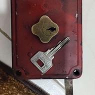 قفل در آهنی و در حیاط