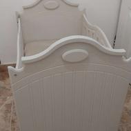 تخت نوزاد کنار مادر