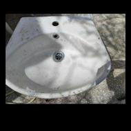 روشویی سرانیکی سفید با پایه