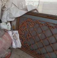 یک عدددرب آهنی نفر رو حیاط نوهست