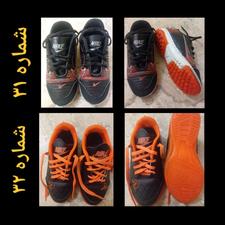 دو جفت کتونی مخصوص فوتبال در سالن و آسفالت