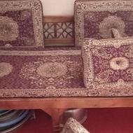 یک عدد تخت سنتی با وسایل