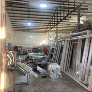 کارگر تولیدی در و پنجره دوجداره