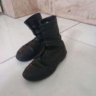 پوتین و لباس سربازی نو