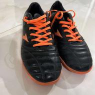 کفش ورزشی سیاه و نارنجی