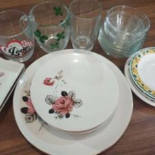 تعدادی ظرف و لیوان