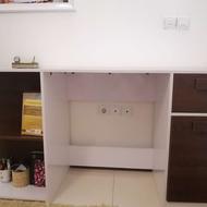 میز تحریر و لپ تاپ