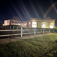 کارگر باشگاه سوارکاری