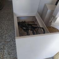 تخت بچه همراه تشک و میز کنار تختی تمیز