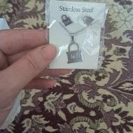 گوشواره وزنجیروپلاک جنسش استیل رنگ ثابت