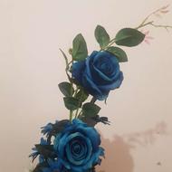 گل آبی و گل طلایی با گلدان سرامیک سفید