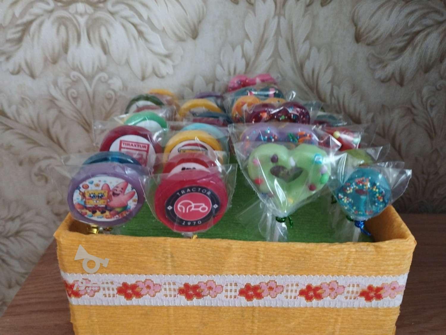 آب نبات ها با چاپ خوراکی در طرح،رنگ، طعم مختلف برای جشن بوفه