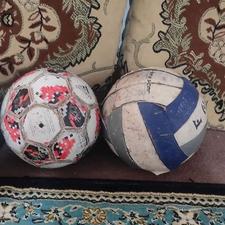 دو عدد توپ فوتبال چهل تیکه و توپ والیبال