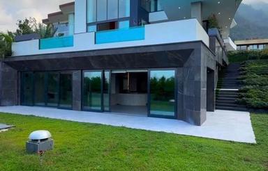 فروش ویلا 1300 متر در چلک/استخر/آسانسور/روف‌گاردن/ویو عالی