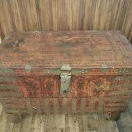 صندوق چوبی بزرگ عتیقه و بسیار قدیمی مربوط