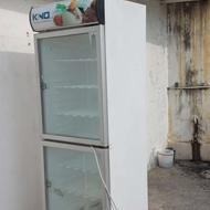 یک سری لوازم آشپزخانه شامل فریزر، کانتر گرم ،سینک صنعتی و ..