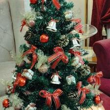 درخت کریسمس با فانوس و بابانوئل و رومیزی