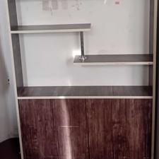 کتابخانه و باکس بالای تخت